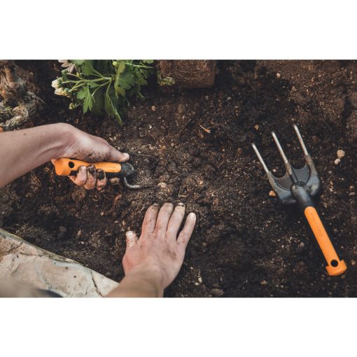 FISKARS Premium kézi talajlazító