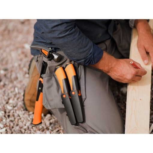 FISKARS Hardware kés famunkákhoz, tokba épített élezővel