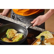 FISKARS Functional Form serpenyő (28 cm)