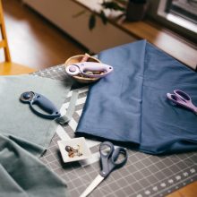 FISKARS Designer görgős vágó (45 mm) lila