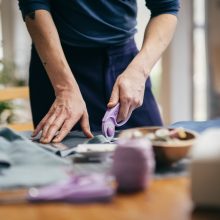 FISKARS Designer görgős vágó (45 mm) lila